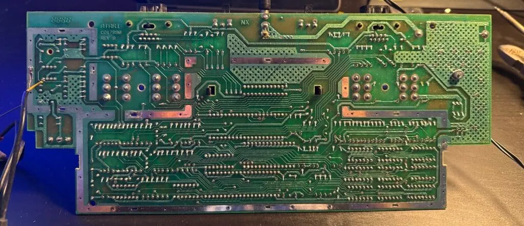 L'Atari 2600 ouverte sur l'établi pendant sa restauration