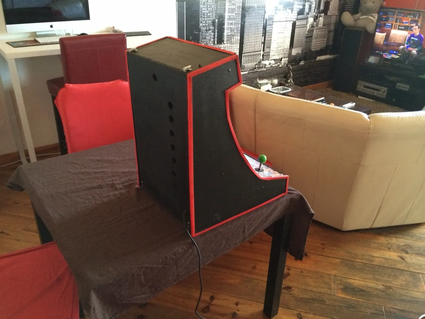 Le bartop vu de dos, avec ses aérations et son liseré rouge