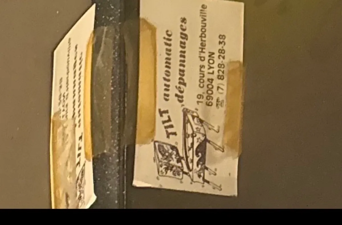 L’étiquette du dépanneur lyonnais retrouvée dans la borne