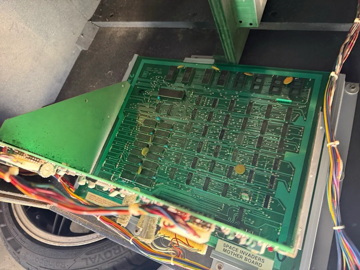L’intérieur de la borne : la Mother Board Space Invaders et sa carte fille