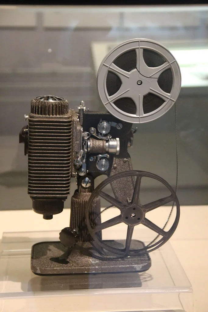 Un projecteur de cinéma 8 mm vintage avec ses bobines