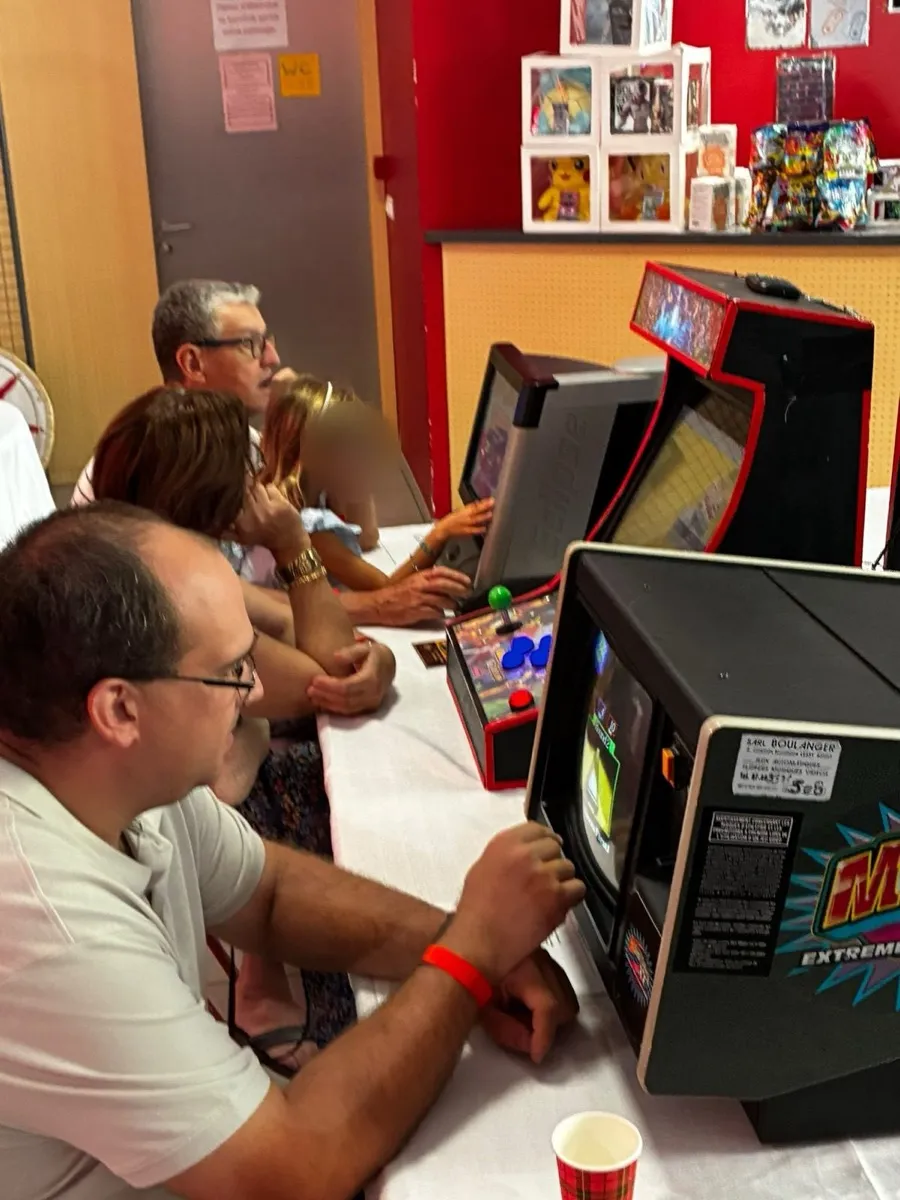 Les bornes d'arcade et consoles de toutes générations alignées dans la salle des fêtes