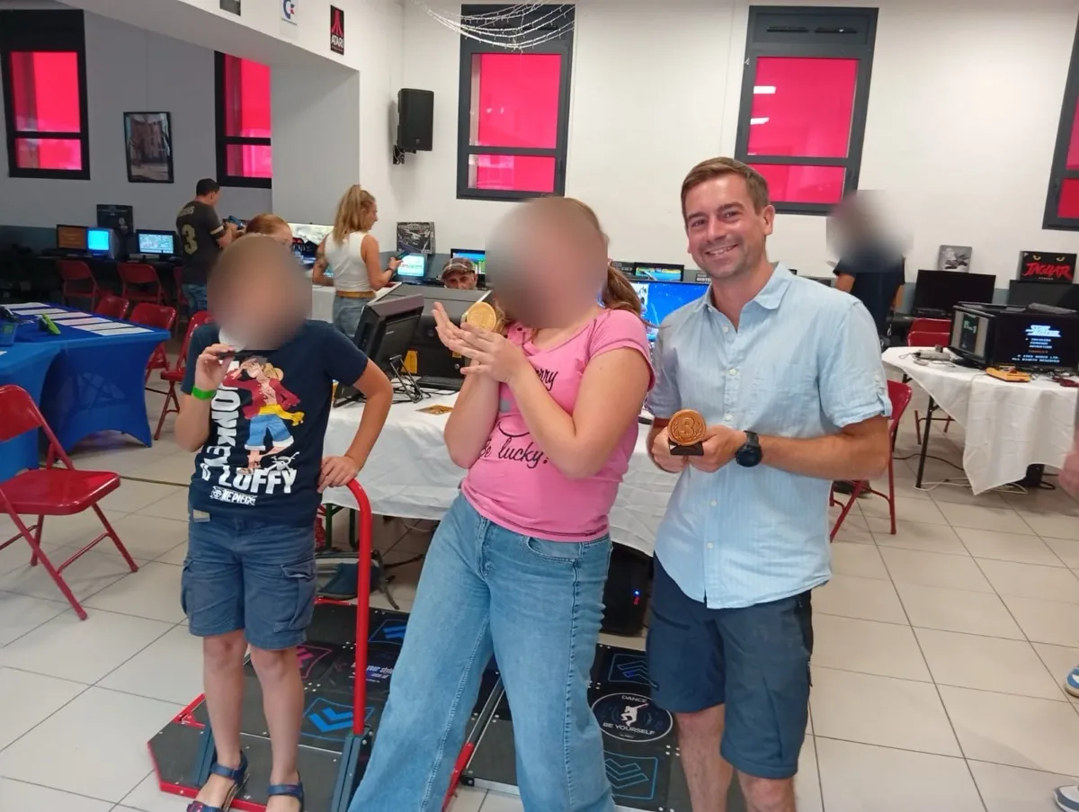 Le podium avec médailles du tournoi de danse