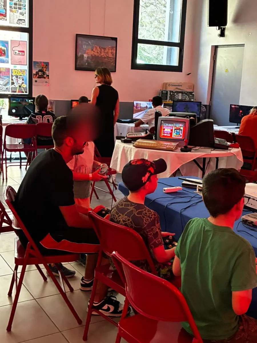 Enfants et parents sur les consoles rétro branchées sur écrans cathodiques