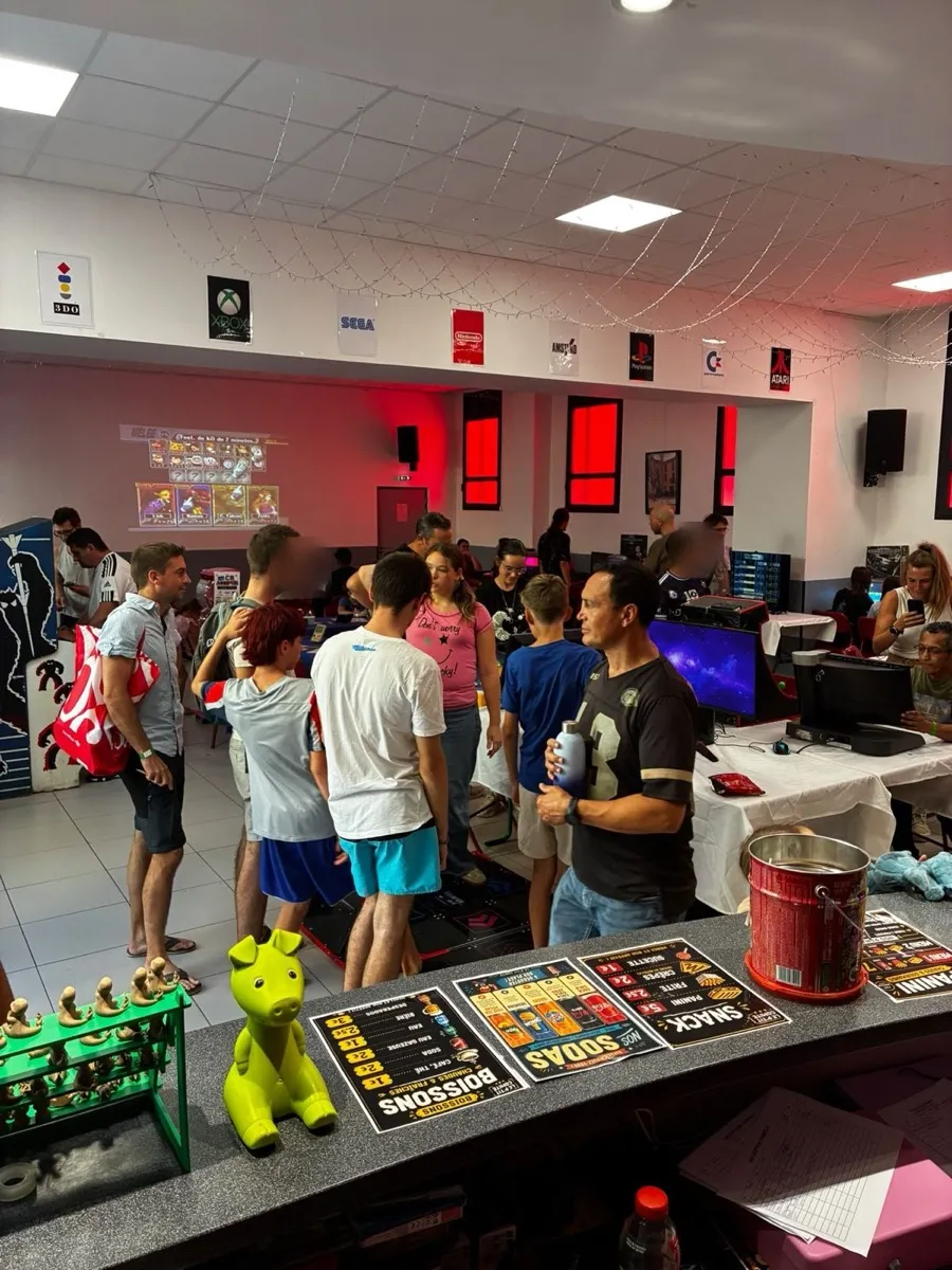 La salle des fêtes de Vingrau transformée en salle d'arcade pendant le festival